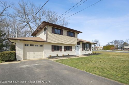 4 Koenig Ln, East Freehold, NJ 07728-2807