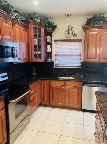 601 Narragansett Villas Dr, North Lindenhurst, NY 11757-5464