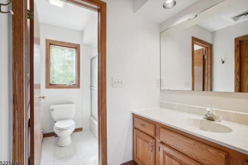 1095 Mayflower Ct, Martinsville NJ  08836-2326 exterior