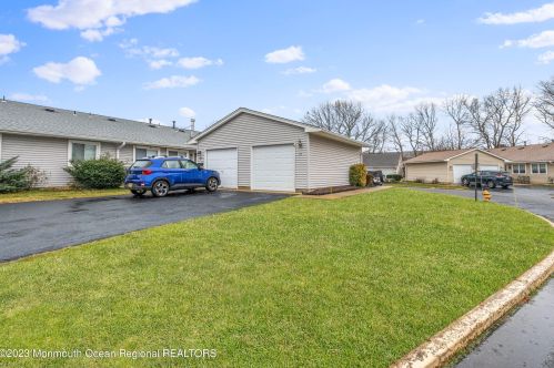 23 Kathy Ct, Bricktown, NJ 08724-1443