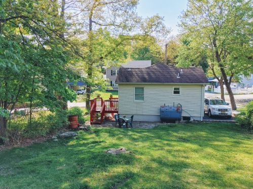 235 Knox Way, Hopatcong NJ  07843-1008 exterior