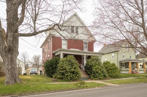 211 Center St, Grove City, PA 16127-1592