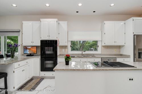 515 Seven Bridges Rd, Little Silver NJ  07739-1742 exterior
