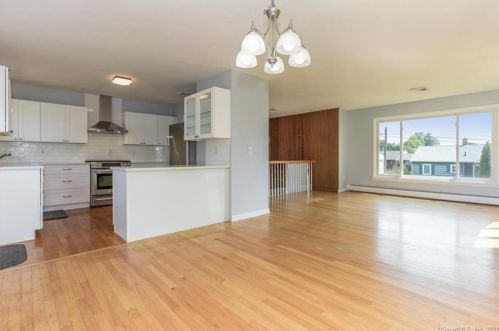 7 Bayberry Ln, Groton CT  06340-6001 exterior