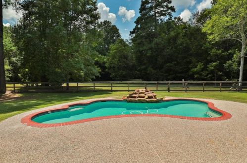 110 Pine Place St, Mont Belvieu TX  exterior