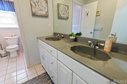 291 Park Dr, Woodbridge NJ  07095-0020 exterior