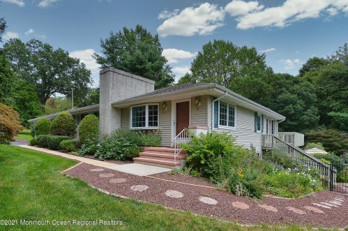 18 Deercrest Dr, Holmdel Village, NJ 07733-1912