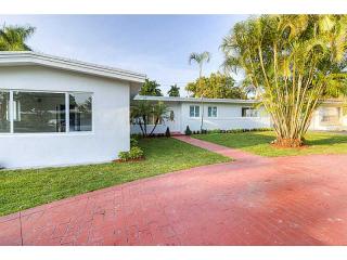 1327 Washington St, Hollywood, FL 33019-1812