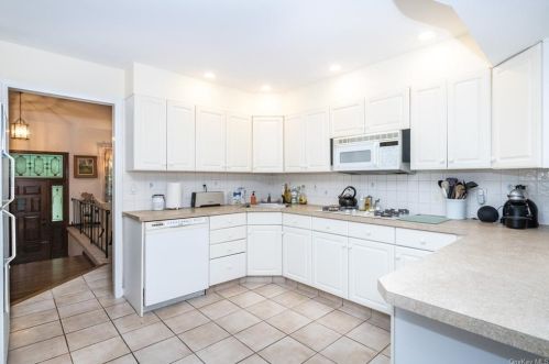 211 Bon Air Ave, New Rochelle, NY 10804-3100
