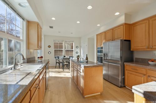 600 Landmark Ln, Redwood City CA  94065-2888 exterior