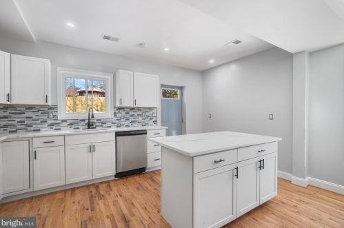 4618 Hayes St, Washington, DC 20019-3611