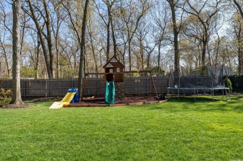 55 Chestnut St, Mount Sinai NY  11766-2326 exterior