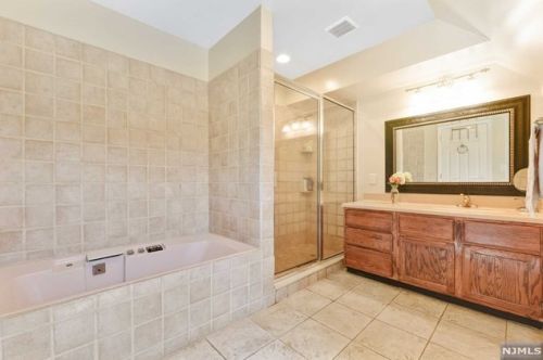 28 Iris Cir, Ridgewood NJ  07452-3428 exterior