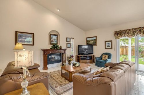 860 Valley Oak Dr, Hollister CA  95023-9155 exterior