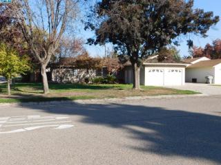 838 Feemster Ave, Visalia, CA 93277-4740