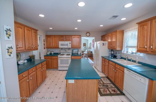 21 Oakmont Rd, Lakewood NJ  08701-5764 exterior