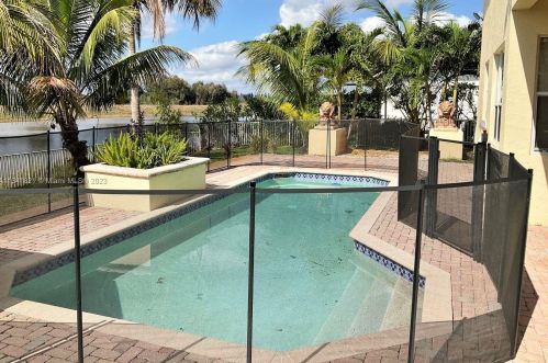 3290 195th Ter, Hollywood FL  33029-5879 exterior