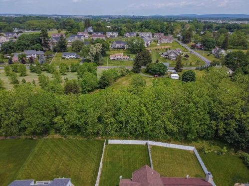 1105 Monarch Ln, Breinigsville PA  18031-9321 exterior