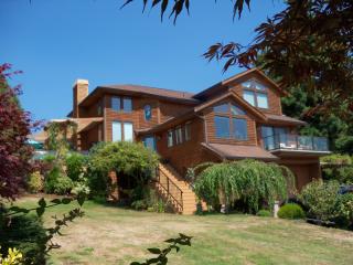 718 Broadway Ave, Preachers Slough, WA 98563-3412