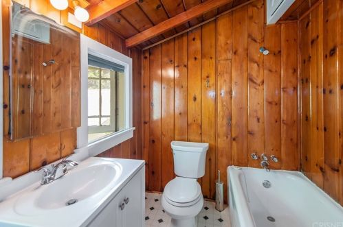 16027 Hartland St, Van Nuys CA 91406-4808 exterior