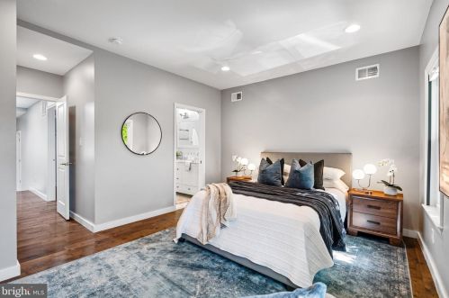 2037 Carpenter St, Philadelphia PA 19146-2418 exterior