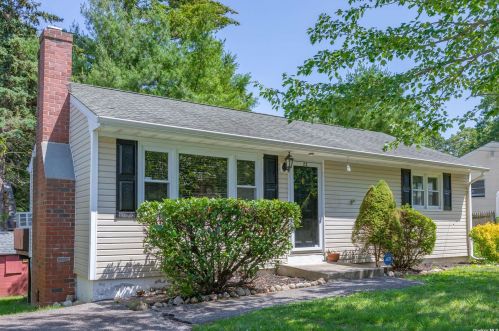 23 Westbury Dr, Scotts Beach, NY 11789-1744