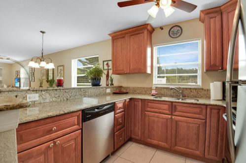 51 Woodland Dr, Vero Beach, FL 32962-3718