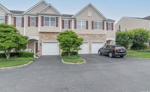 41 Torrey Pine Ln, Bayshore, NY 11706-5866