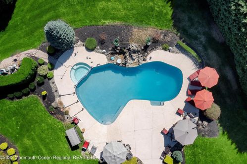 24 Dora Ln, Holmdel Village NJ  07733-1671 exterior