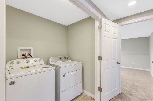 9 Brookwood Dr, Wheatley Heights NY  11798-1005 exterior