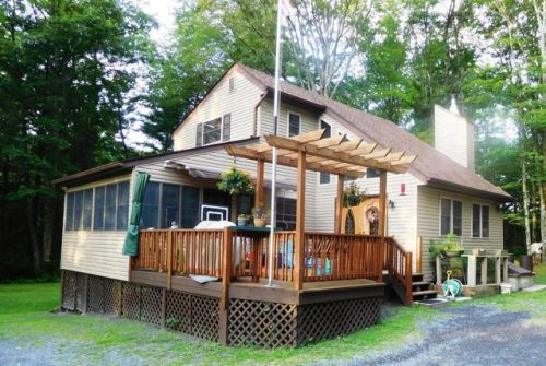 111 Chestnut Dr, Stroudsburg, PA 18360-7949