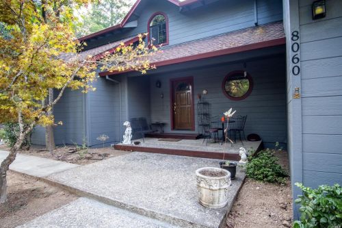 8060 Uva Dr, Redwood Valley, CA 95470-6217