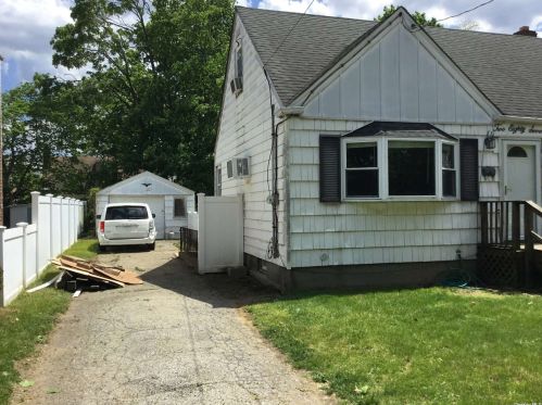 287 Stone St, Floral Park, NY 11003-2241