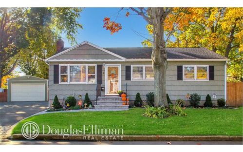 2 44th St, Islip Manor, NY 11751-1716