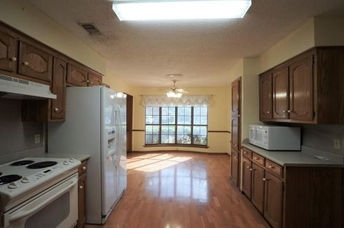 764 Hampshire Dr, Burleson TX  76028-4030 exterior