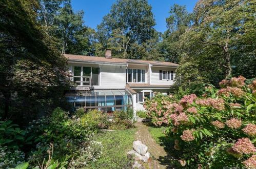 24 Twin Hills Rd, Stamford CT  06903-4614 exterior