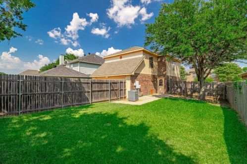 2213 Silverthorn Ln, Lewisville TX  75028-7246 exterior