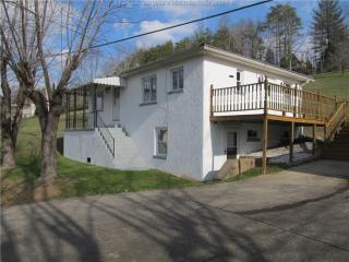 8136 Sissonville Dr, Charleston, WV 25320-9594