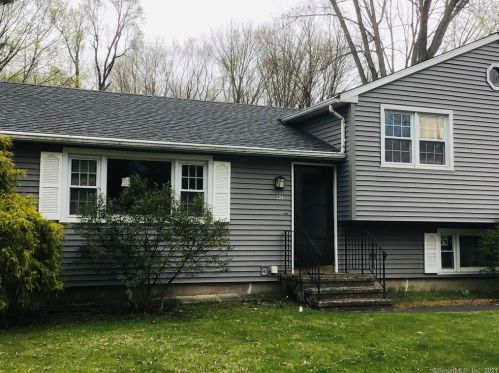 92 Bassett Rd, North Haven, CT 06473-1901