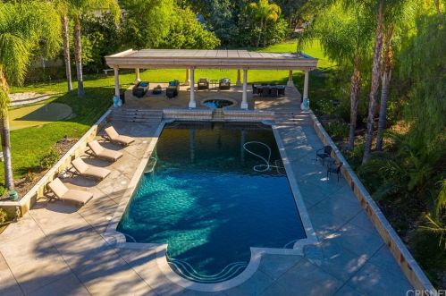22140 Rolling Ridge Dr, Santa Clarita CA  91350-3308 exterior