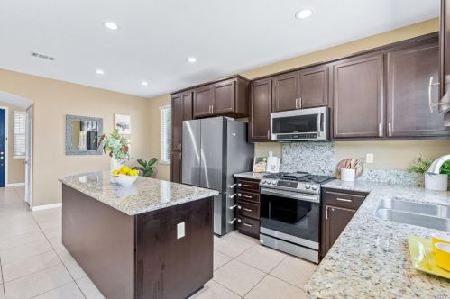 2312 Newcastle Dr, Vacaville CA  95687-8252 exterior