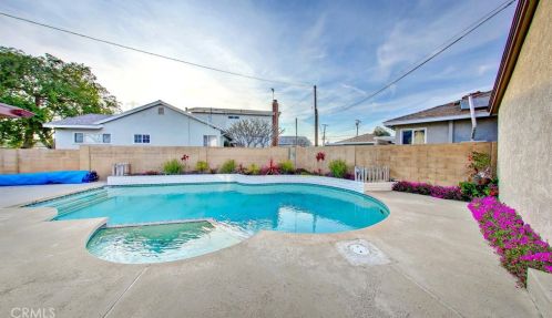 5207 Stevely Ave, Lakewood CA  90713-2114 exterior