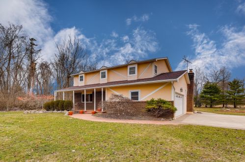 8171 Walnut Ave, Galena, OH 43021-9517
