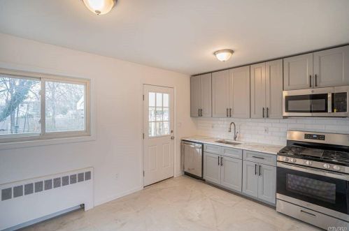 458 Arnold Ave, Babylon, NY 11704-6917
