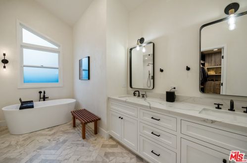 445 Sinaloa Rd, Simi Valley CA  93065-5430 exterior