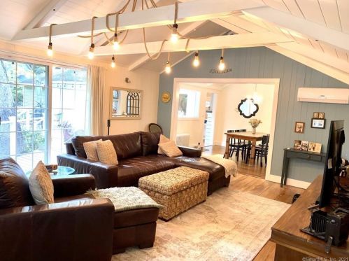 83 Maltbie Ave, Stamford CT  06902-1109 exterior