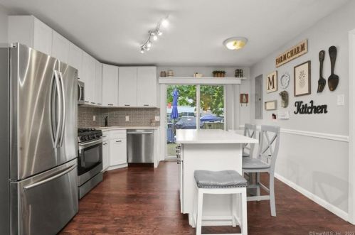 56 Windsong Ln, Milford CT  06460-5945 exterior