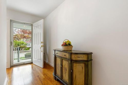 25 Brookridge Ct, Rye Brook, NY 10573-3443