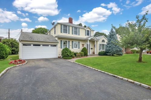 45 Ward St, Westbury NY  11590-2929 exterior