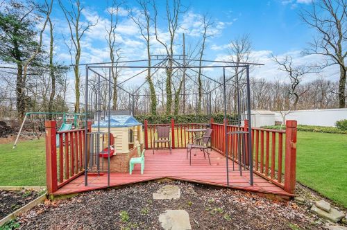 40 Royal Ln, Northport NY  11768-3332 exterior